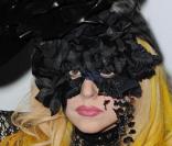 Lady Gaga fait la promotion d'un nouveau produit de maquillage de la marque de cosmétiques MAC VIVA GLAM en édition limitée dont les bénéfices iront à une fondation pour la recherche contre le sida le 1er mars 2010 à Londres