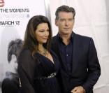 Pierce Brosnan et son épouse Keely Shaye Smith lors de la première de Remember Me au Theatre Paris à New York le 1er mars 2010
