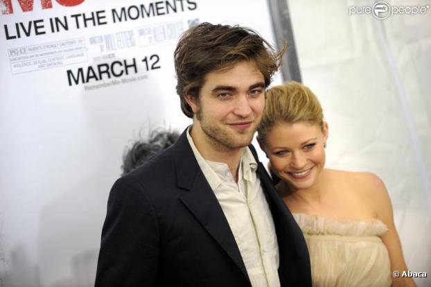 Robert Pattinson et Emilie de Ravin, une couple très glamour lors de la première de Remember Me au Theatre Paris à New York le 1er mars 2010
