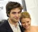 Robert Pattinson : Entre la ravissante Emilie de Ravin et la sulfureuse Kristen Stewart... son coeur balance !