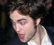 La nouvelle coupe de cheveux de Robert Pattinson continue de faire sensation lors de la première de Remember Me à New York le 1er mars 2010