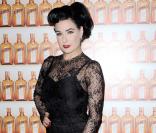Dita von Teese en Dolce & Gabbana à la Cointreaupolitan party à Milan, le 4 mars 2010 !