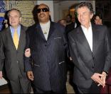 Stevie Wonder reçoit la médaille de Commandeur des Arts et des Lettres des mains de Frédéric Mitterrand au Ministère de la Culture, le samedi 6 mars.