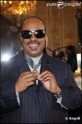 Stevie Wonder reçoit la médaille de Commandeur des Arts et des Lettres des mains de Frédéric Mitterrand au Ministère de la Culture, le samedi 6 mars.