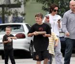 Victoria Beckham et ses trois fils à L.A., le 5 mars 2010 