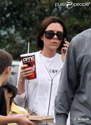 Victoria Beckham et ses trois fils à L.A., le 5 mars 2010 