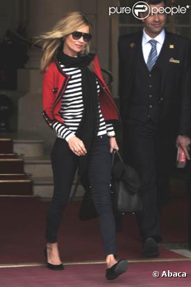 Kate Moss sortant du Ritz à Paris, le 10 mars 2010
