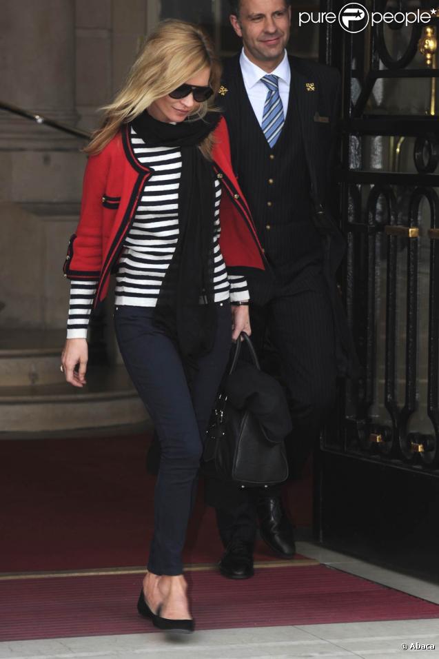 Kate Moss sortant du Ritz à Paris, le 10 mars 2010