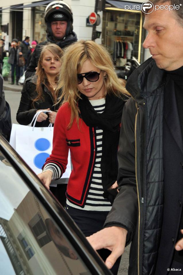Kate Moss sortant du Ritz à Paris, le 10 mars 2010