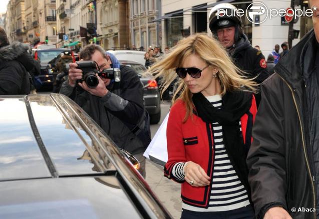 Kate Moss sortant du Ritz à Paris, le 10 mars 2010