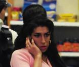 Amy Winehouse fait désormais ses courses dans un magasin pour dénicher de la nourriture saine à Londres le 10 mars 2010.