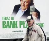 Gérard Depardieu dans une campagne de pub pour une banque polonaise