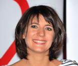Estelle Denis organise une soirée dans un bar parisien. Le thème : danse et chanson française !