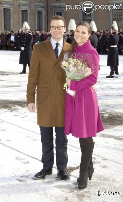 La princesse Victoria de Suède a célébré la fête de son prénom sur le parvis du Palais Royal de Stockholm, sous le regard de son fiancé Daniel Westling et de sa mère la reine Silvia, le 12 mars 2010