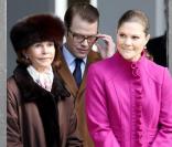 La princesse Victoria de Suède a célébré la fête de son prénom sur le parvis du Palais Royal de Stockholm, sous le regard de son fiancé Daniel Westling et de sa mère la reine Silvia, le 12 mars 2010
