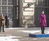 La princesse Victoria de Suède a célébré la fête de son prénom sur le parvis du Palais Royal de Stockholm, sous le regard de son fiancé Daniel Westling et de sa mère la reine Silvia, le 12 mars 2010