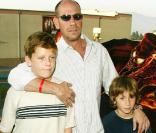 Miguel Ferrer (photo : en 2004 avec ses fils) est poursuivi par la National City Bank, qui lui réclame 142 000 dollars