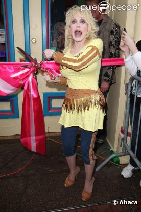 Dolly Parton inaugure sa nouvelle boutique, Trinkets and Treasures, à Nashville, Tennessee, le 12 mars 2010 !