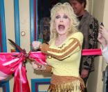 Dolly Parton inaugure sa nouvelle boutique, Trinkets and Treasures, à Nashville, Tennessee, le 12 mars 2010 !