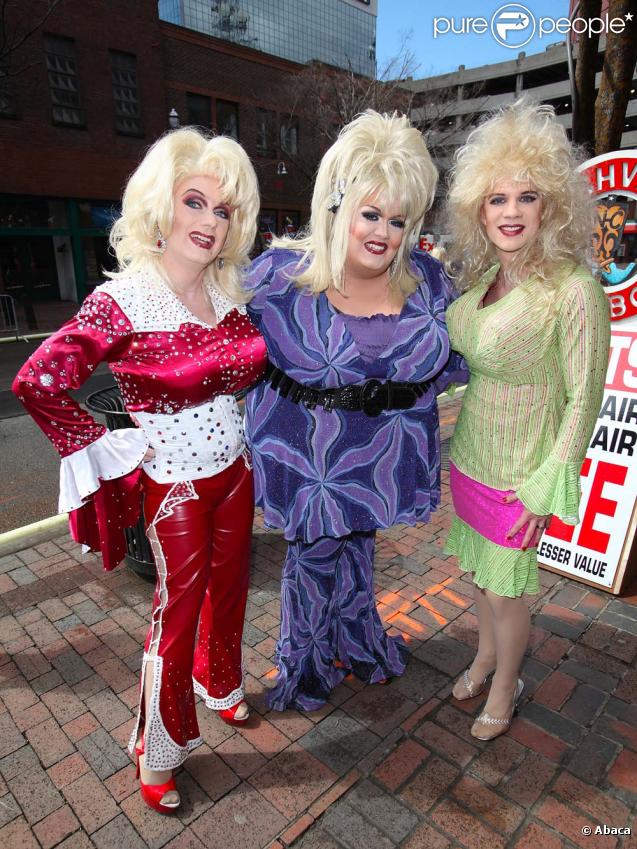 Les copains de Dolly Parton inaugurent la nouvelle boutique de la chanteuse, à Nashville, Tennessee, le 12 mars 2010 !