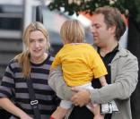 Kate Winslet et Sam Mendes avec leur petit garçon Joe Alfie, en 2006. 
