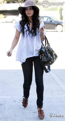 Vanessa Hudgens fait un sans faute avec son jean slim, ses ravissantes sandales, son top blanc, sa capeline beige, et son superbe sac Motorcycle de Balenciaga, pour un look style années 50 tip top !