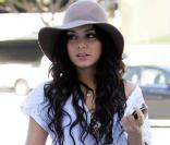 Vanessa Hudgens fait un sans faute avec son jean slim, ses ravissantes sandales, son top blanc, sa capeline beige, et son superbe sac Motorcycle de Balenciaga, pour un look style années 50 tip top ! 