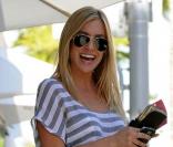 Style léger tout en restant chic, Kristin Cavallari est ultra tendance avec un micro short bleu marine, une marinière ample, un it-bag au coude, et une paire d'escarpins joliment talonnés.
