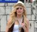 Pour Pixie Lott, c'est petite robe blanche et boléro indien, avec une paire de boots grunges. Pari réussi ! 