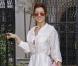 Micro-robe chemise blanche très décolletée, escarpins Louboutin crème, pochette rose pastel et lunettes de soleil... Une vraie beauté cette Kate Walsh ! 