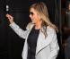Jennifer Aniston, toujours aussi magnifique porte grâcieusement une jolie robe ceintrée sous un imper' gris, avec des Louboutin aux pieds. 