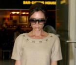 Victoria Beckham, la classe incarnée ! Robe beige, collants noirs, ankle boots, lunettes de star, et sac Hermès... Simplement parfait ! 