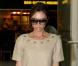 Victoria Beckham, la classe incarnée ! Robe beige, collants noirs, ankle boots, lunettes de star, et sac Hermès... Simplement parfait ! 