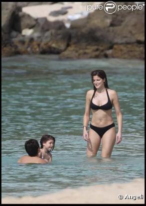 Stéphanie Seymour et ses enfants sur la plage des Flamands à St Barthelemy le 17 mars 2010