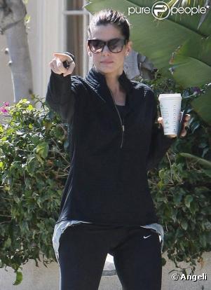 Sandra Bullock va chercher les enfants de Jesse James à l'école le 11 mars 2010 à Los Angeles
