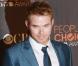 Le sexy Kellan Lutz de "Twilight" exhibe son superbe torse à la télévision et provoque une véritable hystérie !