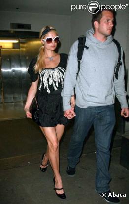 Paris Hilton et son chéri Doug Reinhardt arrivent à l'aéroport de Los Angeles