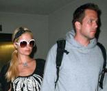 Paris Hilton et son chéri Doug Reinhardt arrivent à l\'aéroport de Los Angeles