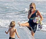 Goldie Hawn s'amuse avec un de ses petit-fils à Malibu en août 2008 