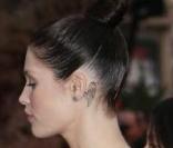 Gemma Arterton et son surprenant tatouage lors de l'avant première londonienne du Choc des Titans à Londres le 29 mars 2010
