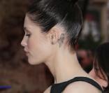 Gemma Arterton et son surprenant tatouage lors de l'avant première londonienne du Choc des Titans à Londres le 29 mars 2010