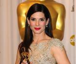Sandra Bullock pose avec l'Oscar de la meilleure actrice en mars 2010 