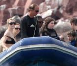 Kate Winslet se promène en bateau sur les mers du Mexique le 13 mars 2010 avec ses enfants Joe et Mia et ses proches