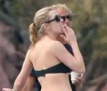 Kate Winslet profite du soleil sur son yacht à Puerta Vallarta au Mexique le 15 mars 2010, auprès de ses enfants, Mia et Honey, et de ses proches