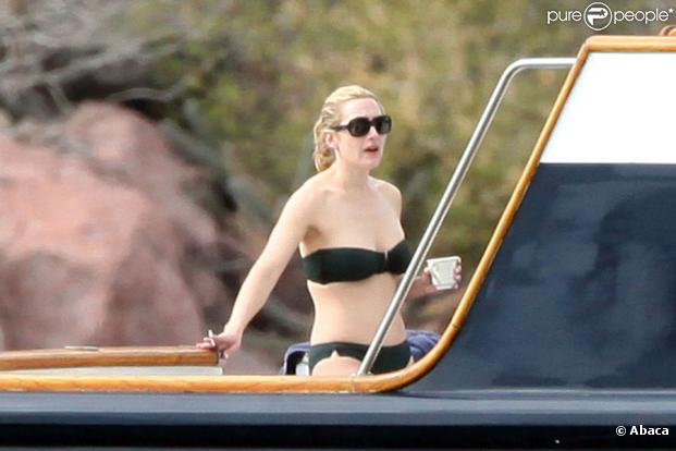 Kate Winslet profite du soleil sur son yacht à Puerta Vallarta au Mexique le 15 mars 2010, auprès de ses enfants, Mia et Honey, et de ses proches