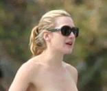 Kate Winslet profite du soleil sur son yacht à Puerta Vallarta au Mexique le 15 mars 2010, auprès de ses enfants, Mia et Honey, et de ses proches