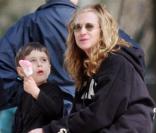 Holly Hunter à Los Angeles avec ses jumeaux dans un parc le 25 mars 2010