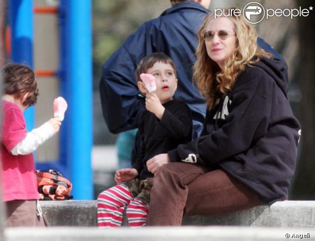 Holly Hunter à Los Angeles avec ses jumeaux dans un parc le 25 mars 2010