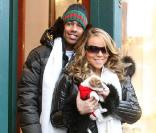 Mariah Carey et son mari Nick Cannon, ainsi que leur bébé chiot, à Aspen  le 22 décembre 2009