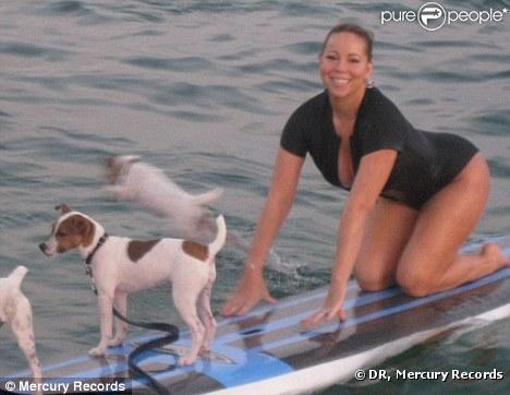 Mariah Carey sur une planche de surf à Puerto Rico avec ses 3 chiens 